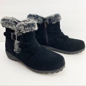 Khombu Lindsey Water Resistant Suede Boots Sz. 8